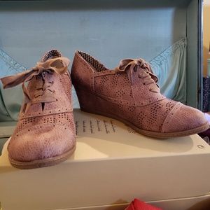 Light brown lace up shoes